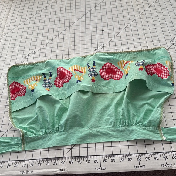 Vintage 1950s Novelty Apron – Mint Green with Gingham Hearts & Folk Dancers - Picture 13 of 15